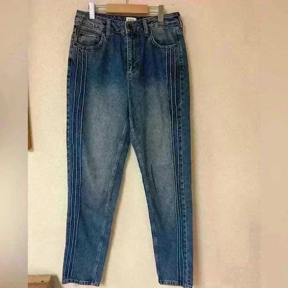 BDG Urban Outfitters Mom Jeans High-Waist Fitted Light Wash Blue Size 27